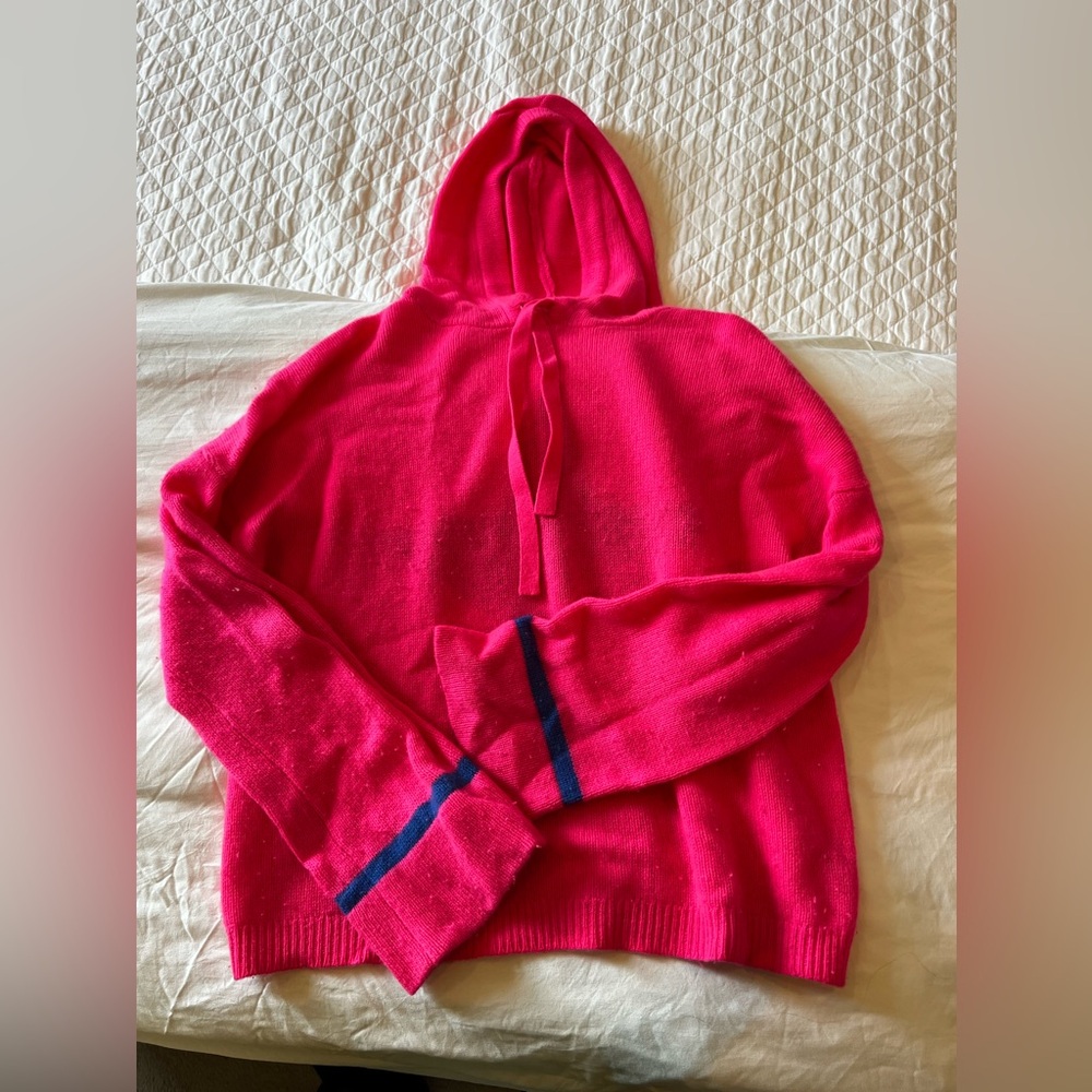 360 Cashmere Sweater with a Hood
Size medium